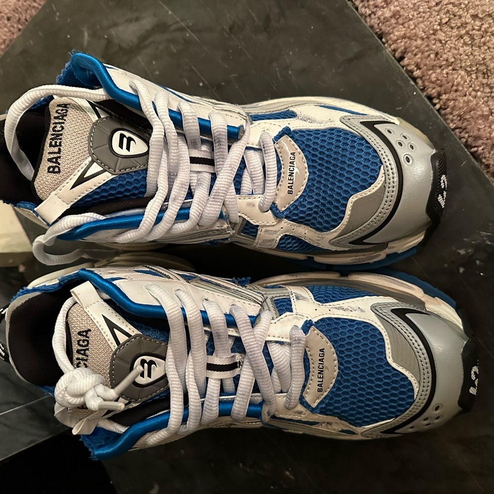 Size Nine - Picture 2 of 3